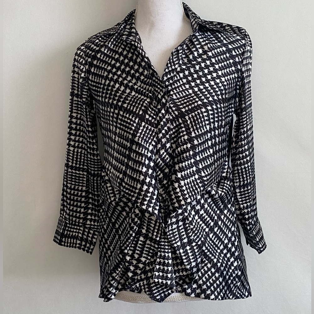 New York and Company size small Black and White Houndstooth Women's Top